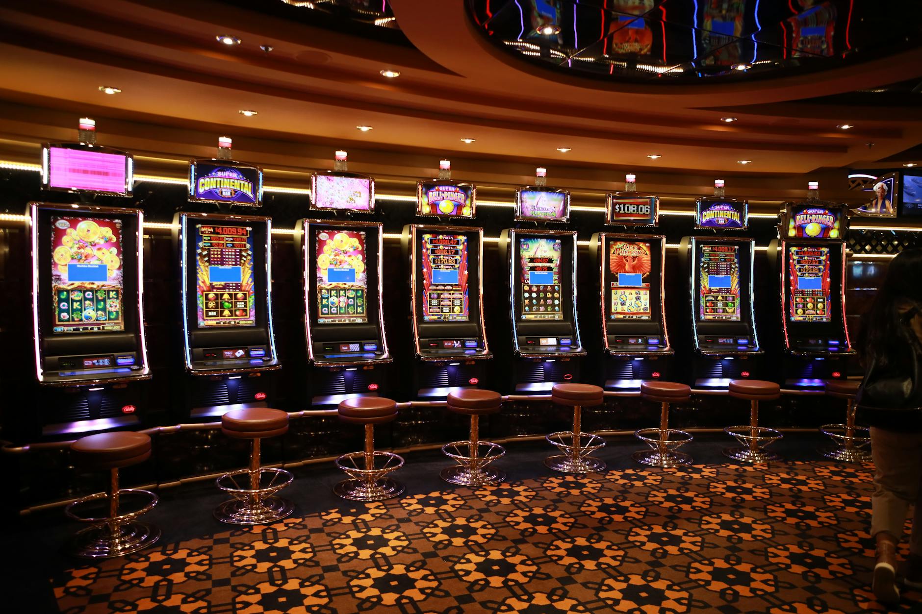 Màn hình game nổ hũ có các tính năng bonus như free spin và jackpot