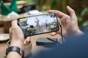 Người chơi kiểm tra trải nghiệm game bắn cá trên điện thoại với kết nối ổn định