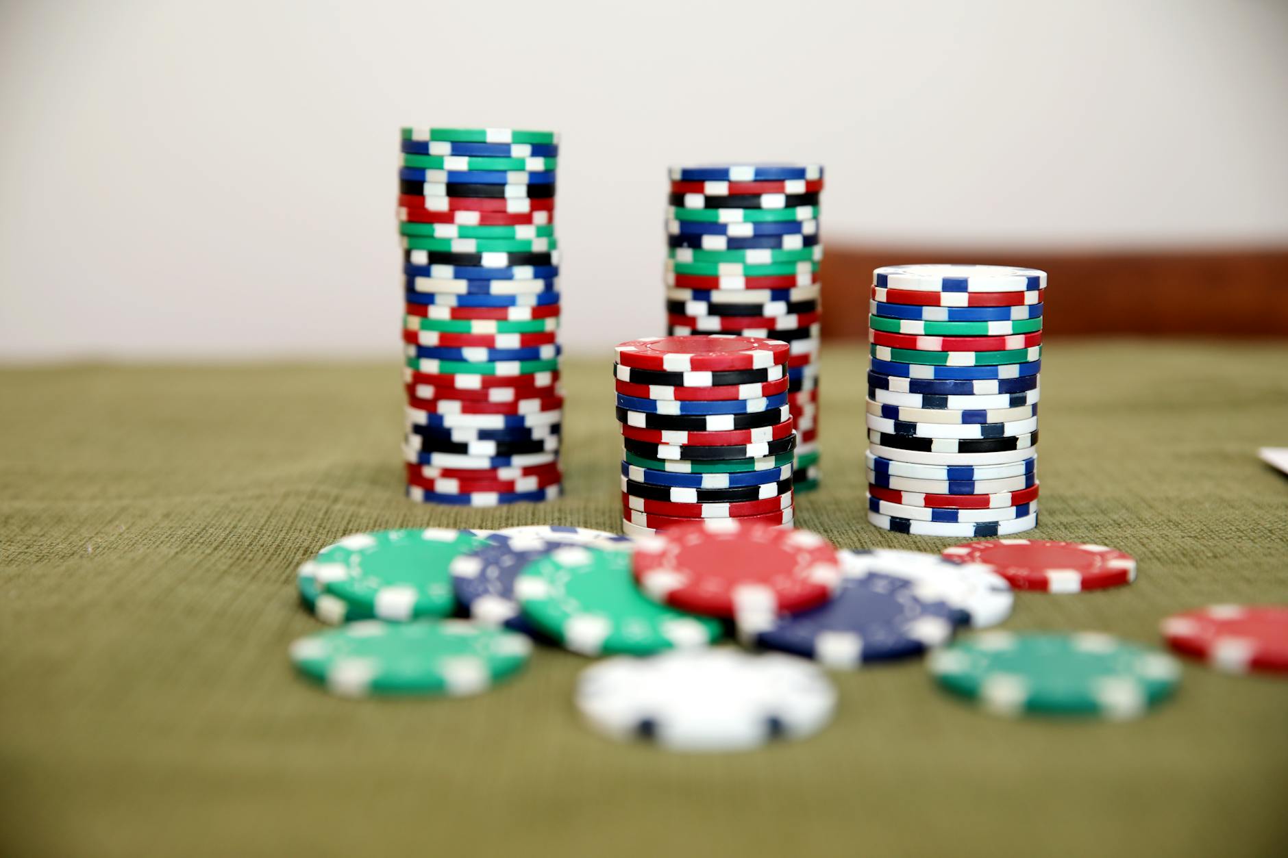 Hình ảnh chip casino và sổ ghi chú tượng trưng cho quản lý vốn
