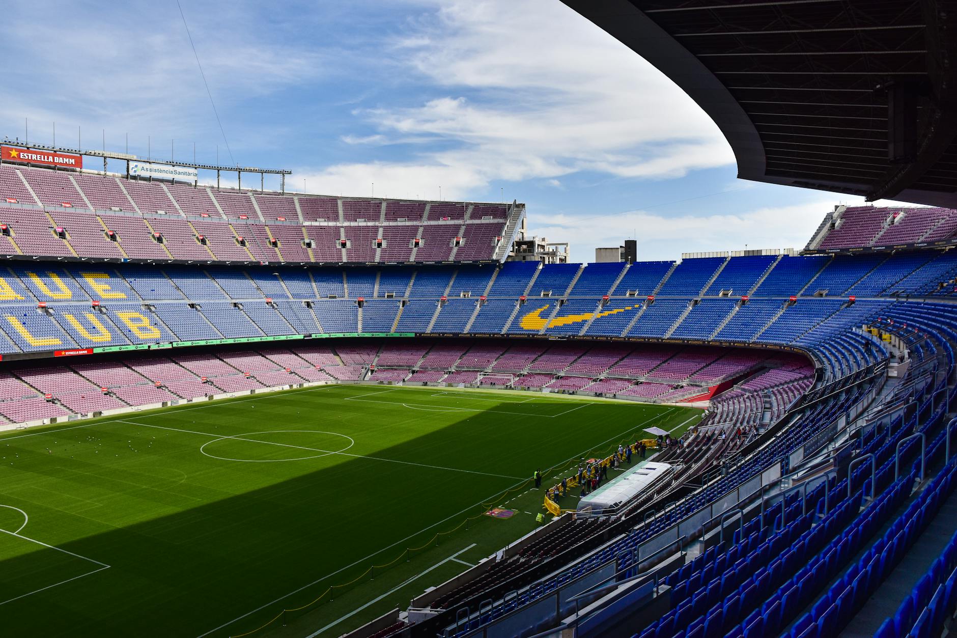 Khung cảnh một trận đấu La Liga trên sân vận động vào buổi tối