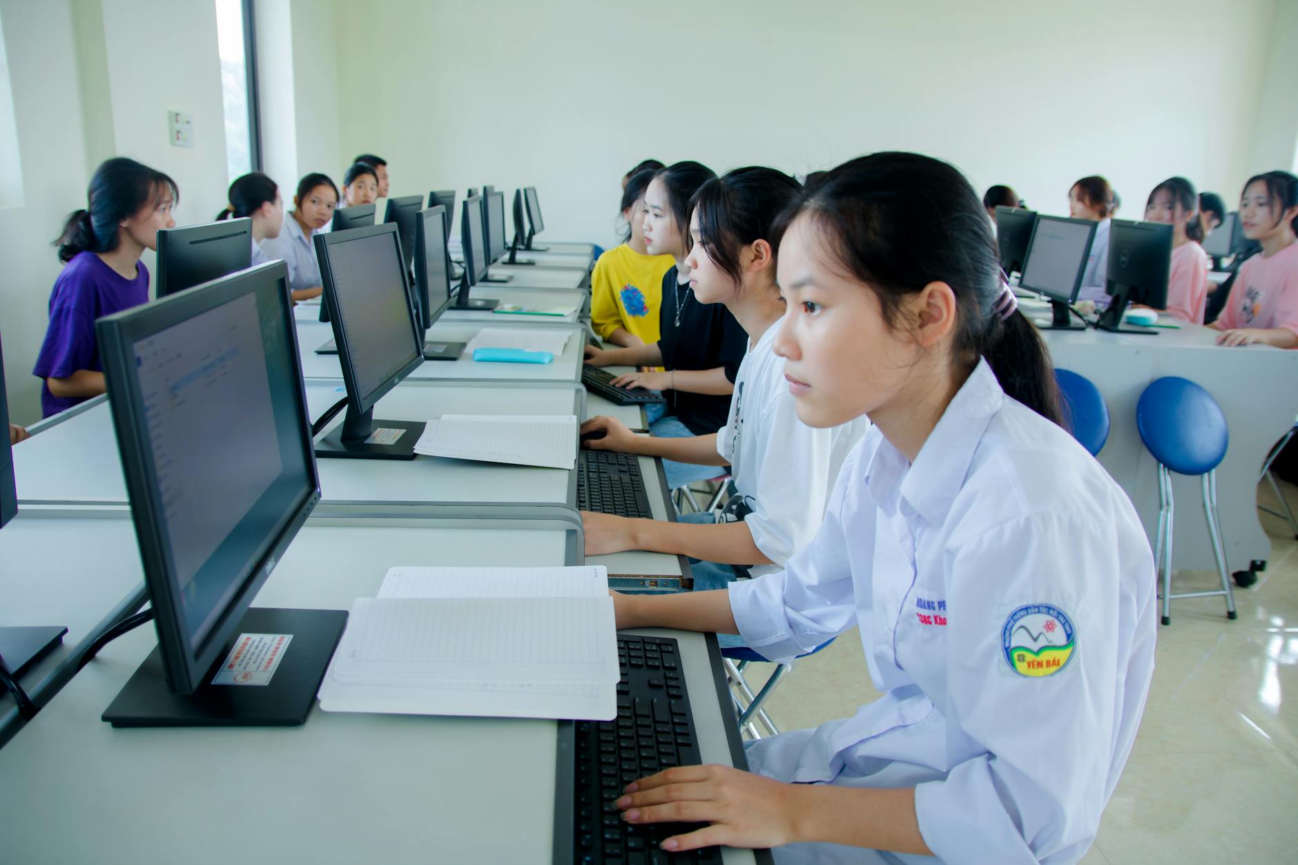 Minh họa quản lý vốn cá cược thể thao bằng sổ tay và bảng thống kê