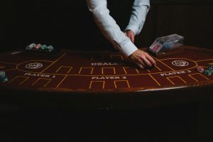 Dealer đang chia bài tại bàn live casino trong studio chuyên nghiệp