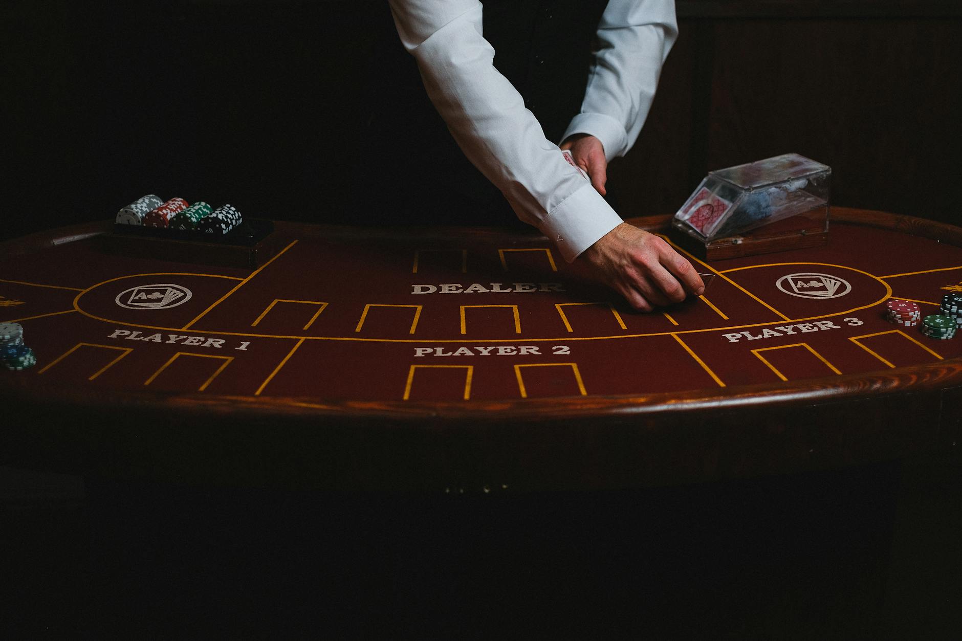 Dealer đang chia bài trong một ván baccarat