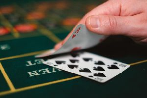 Bàn Sicbo với ba viên xúc xắc và các vùng cược cơ bản