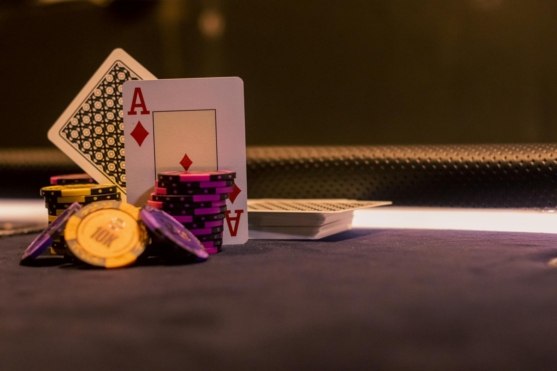 Cận cảnh người chơi xem bài và sắp xếp chip trên bàn poker
